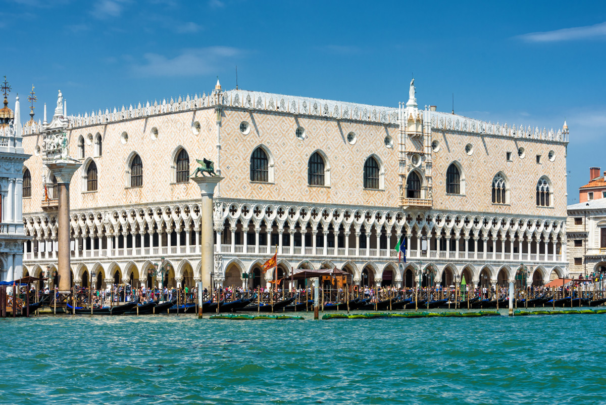 Travel to Doges Palace.
